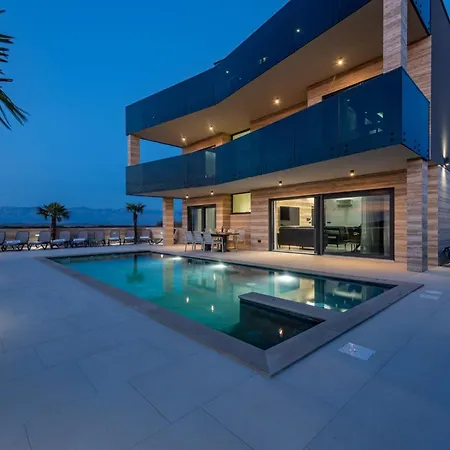 Crowonder Travera 1 With Heated Swimming Pool - Crowonder Luxury Rent