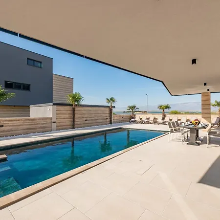 Crowonder Travera 1 With Heated Swimming Pool - Crowonder Luxury Rent