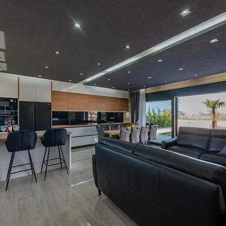 Crowonder Travera 1 With Heated Swimming Pool - Crowonder Luxury Rent Villa