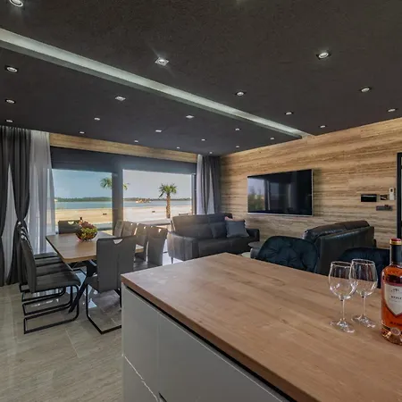 Crowonder Travera 1 With Heated Swimming Pool - Crowonder Luxury Rent Villa *