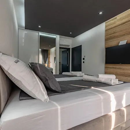 Crowonder Travera 1 With Heated Swimming Pool - Crowonder Luxury Rent