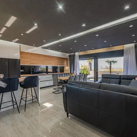 Crowonder Travera 1 With Heated Swimming Pool - Crowonder Luxury Rent Villa *