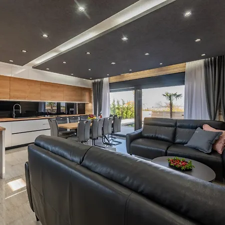 Crowonder Travera 1 With Heated Swimming Pool - Crowonder Luxury Rent