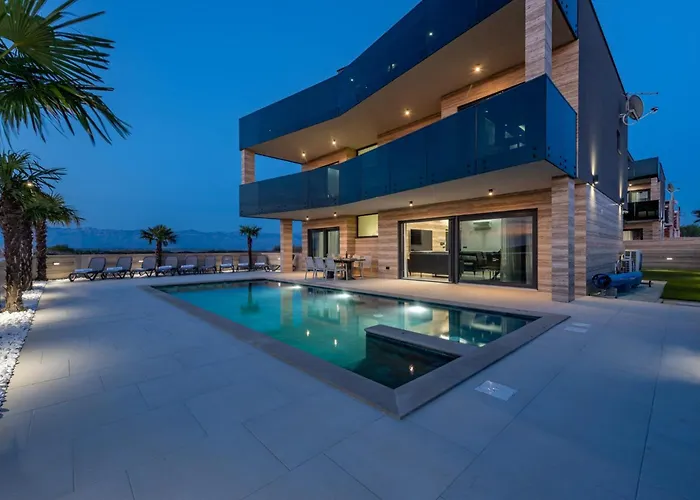 Crowonder Travera 1 With Heated Swimming Pool - Crowonder Luxury Rent