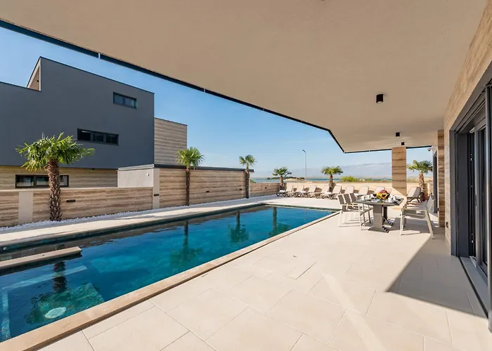 Crowonder Travera 1 With Heated Swimming Pool - Crowonder Luxury Rent