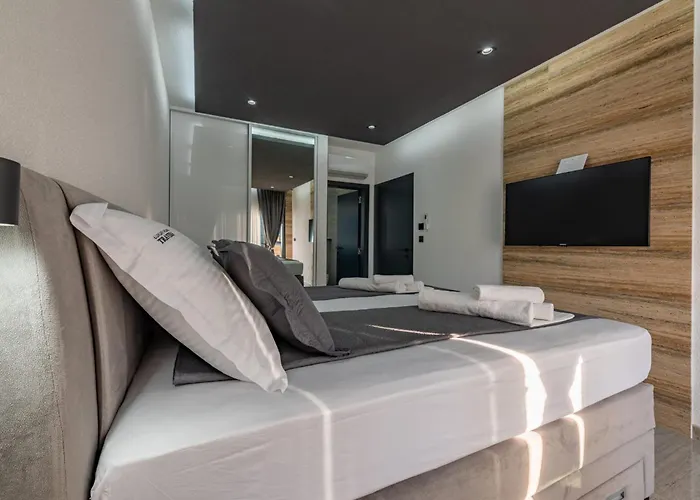Crowonder Travera 1 With Heated Swimming Pool - Crowonder Luxury Rent